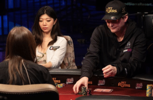 Phil Hellmuth โชว์ฝีมือดักจับคู่แข่งในเกมโฮมแกม ทำให้ผู้เล่นต้องพูดว่า “คุณถูกดักโดย Hellmuth แล้ว”