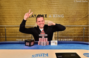 ซาชา วิลเฮล์ม คว้าสร้อยข้อมือ WSOP องค์ที่สอง ในรายการ Pot-Limit Omaha มูลค่า €148,600