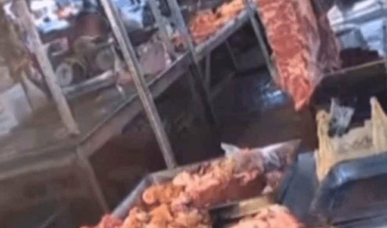พ่อค้าเขียงหมูสะสมความโมโหจนระเบิด ขว้างกระดูกหมูถูกเบ้าตาแม่ค้าฝั่งตรงข้าม หลังเหลือทนฟังพูดเรื่อง “ของใส่-เสกหนังควาย” ไปทั่วตลาด