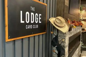 The Lodge Card Club ถูกตรวจค้นกะทันหัน! เผยเบื้องหลังวิกฤตครั้งใหญ่ที่สั่นคลอนห้องโป๊กเกอร์ที่ใหญ่ที่สุดในเท็กซัส The Lodge Card Club ถูกตรวจค้นกะทันหัน! เผยเบื้องหลังวิกฤตครั้งใหญ่ที่สั่นคลอนห้องโป๊กเกอร์ที่ใหญ่ที่สุดในเท็กซัส